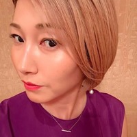 狩野舞子、ミニスカ×黒タイツで美脚スラリ「さすがのスタイル」「似合いすぎ」と反響