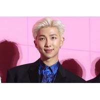 BTS・RM「日本に来てたの？」「レアな姿」と反響 制服でテーマパーク・マック来店…プラベショット大量放出