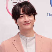 小関裕太、海軍制服姿の『めおと日和』オフSHOTに反響「爽やか」「カッコ良すぎる」