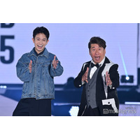 寺門ジモン、10年ぶり「ガルアワ」サプライズ登場 綱啓永と「ヤー」ポーズで会場沸かす【GirlsAward 2025SS】