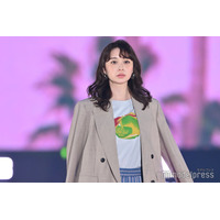 田鍋梨々花、ハイウエストショーパンからほっそり美脚際立つ【GirlsAward 2025SS】