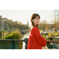 浜辺美波、美背中チラリの振り向きSHOT！最新写真集はオランダ・アムステルダムで撮影
