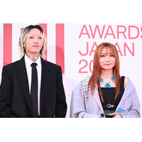 YOASOBI、レッドカーペットでお揃いスタイリング披露【MUSIC AWARDS JAPAN】