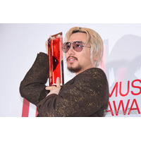 藤井 風「最優秀アルバム賞」受賞直後に取材応じる 様々なポージング披露【MUSIC AWARDS JAPAN】