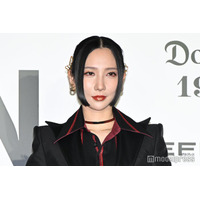 ファーストサマーウイカ、美谷間のぞく白ワンピ姿が話題「色気すごい」「雰囲気違う」