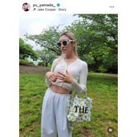 山田優、ほっそりお腹チラ見せの爽やかホワイトコーデSHOTを公開
