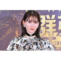 小嶋陽菜、ミニワンピから美脚スラリ「可愛すぎる」「女神」と反響