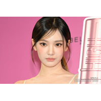 aespaニンニン、大胆カットアウトドレスで美ボディ披露 海辺ショットに「まるでマーメイド」「息を呑む美しさ」と反響