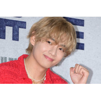 BTS・V、除隊前にソン・ガンと肉体美際立つトレーニング姿＆軍服でのプリクラ披露「推しと推しのコラボ最高」「顔も体も仕上がりすぎ」の声
