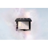NARS、「ライトリフレクティング プリズマティックパウダー」に、透明感と上品な煌めきをプラスする新シェードが数量限定で登場！