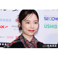 島崎遥香、色白素肌輝くノースリーブショットに反響「おしゃれ」「大人っぽい」