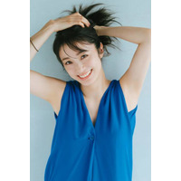 今年で俳優デビュー25周年！上戸彩、笑顔はじけるブルードレスSHOTで力強い美しさ
