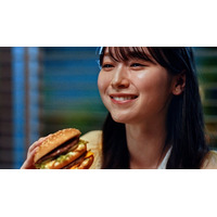 櫻坂46守屋麗奈「マクドナルド」新CM出演で“ビッグスマイル” 1980年代の人気アニメも登場
