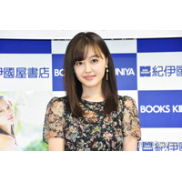 久住小春、ミニスカから美脚スラリ「スタイル良すぎ」「脚長い」と反響