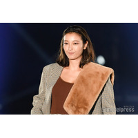 木下優樹菜、美谷間チラリのベアトップ姿「さすがのスタイル」「セクシー」の声