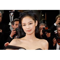 BLACKPINKジェニー、胸元際立つ衣装姿 舞台裏ショットに反響続々「貴重な写真」「どの瞬間でも美しい」