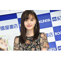 久住小春、胸元ざっくりキャミ姿で33歳誕生日報告「ずっと綺麗」「スタイル抜群」の声