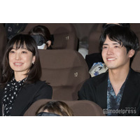 菅野美穂＆赤楚衛二、サプライズで客席内“こっそり”侵入 会場どよめく【近畿地方のある場所について】