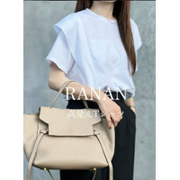 ひとクセ白Tシャツで差をつける！肩まわり華やぐモノトーンバランス【40代の毎日コーデ】