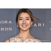 すみれ、“超ミニ”ボトムで美太もも全開 バカンスショットに「セクシー」「絵になる」と反響