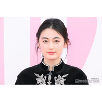 八木莉可子、美脚際立つ全身Diorコーデ「可愛すぎる」「爽やかで綺麗」