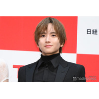 板垣李光人、“海外MV初出演で話題”韓国グループのライブ観覧していた メンバーとの密着ショット公開に反響
