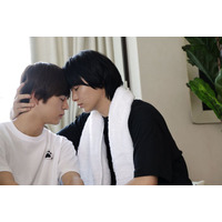 奥野壮＆豊田裕大W主演「コスメティック・プレイラバー」続編決定 2人が接近する場面写真公開