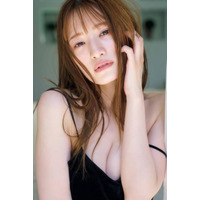 中田花奈、美谷間チラリのキャミソールSHOTにドキッ！オトナの女性の艶っぽさが全開