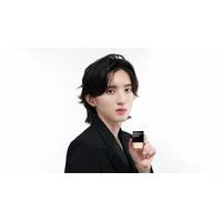 なにわ男子・道枝駿佑、ブラックスーツ姿で光纏いランウェイ 中国コスメアンバサダー2年連続就任＆新ムービー公開