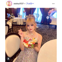 「今日好き」倉八音羽、ベアトップ姿で福岡満喫「胸元のデザインセクシー」「憧れのスタイル」の声