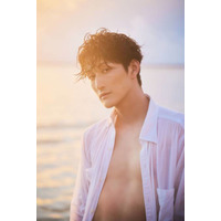 磯野大、海をバックに引き締まった肉体がチラリ！伊豆諸島を舞台に多彩な魅力が光る