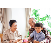 朝食を食べる70代の祖父母と孫　次の瞬間⇒祖父の”古い言葉”に「微笑ましい」「祖母も加わった」