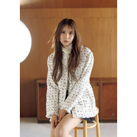 “yousti”としてソロデビューした小林由依、ほっそり美脚チラリの秋コーデ披露！等身大の魅力に迫る