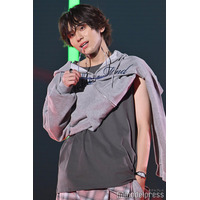 山下幸輝、袖を通さないパーカー斬新着こなし披露 逞しい腕のぞく【TGC2025A/W】