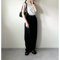 上下【ユニクロ】で完成。名品デニムで魅せるシンプル都会派バランス【40代の毎日コーデ】
