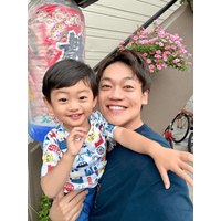 おばたのお兄さん、2歳になった息子と“男2人旅”！親子SHOTに「パパそっくりになってきましたね」「かわいい！」