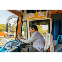 【ハワイで】貸し切り状態のバスに乗ると⇒「すぐ戻るよ〜」運転手の”驚きの行動”に「ほっこり」「自由に生きていいんだな」