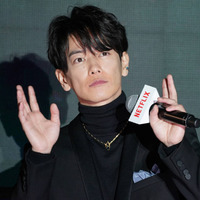 佐藤健、美フェイスライン際立つ横顔SHOTに反響「どの角度から見ても完璧」「めっちゃカッコいい！」