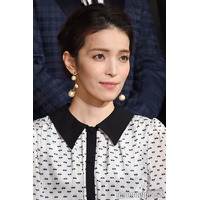 知念里奈、長男に肩車される海遊びショット公開「カップルかと思った」「身長高いから迫力ありそう」と反響