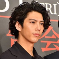 賀来賢人、眼鏡×セットアップの最新SHOTに絶賛の声「渋みが増しました！？」「男性の色気がたっぷり」