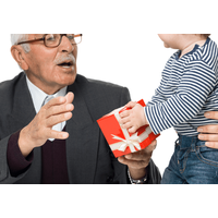 誕生日を迎えた50代の祖父　孫がプレゼントを渡した瞬間⇒祖母への”予想外の行動”に「まだ2歳なのに」「優しい」