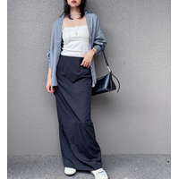 グレーデニムもやわらか素材ならレディライク。×黒スカートでつくる大人の抜け感カジュアル【40代の毎日コーデ】