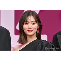 山下美月、スリットスカートから覗く美脚披露「美しい」「パリが似合う」の声