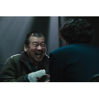 興収10億円超え『爆弾』スズキタゴサクを怪演する佐藤二朗、“10円ハゲ”を作り上げた断髪式映像解禁