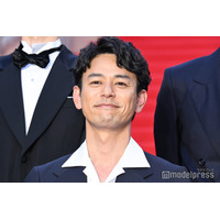 「ザ・ロイヤルファミリー」妻夫木聡ら、山王家“新たな仲間”とのオフショットに「カップルだったなんて」「結婚式みたい」反響続々