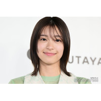 鳴海唯、美背中際立つワンピ姿のモノクロショット公開「ため息が出るほど美しい」「最高にキュート」と反響