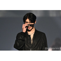 GYUTAE、オールブラックコーデで笑顔封印ランウェイ サングラス外しに観客の視線集中【TGC広島2025】