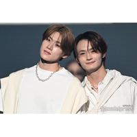 「両片想い」がバズリ中・DXTEEN大久保波留＆寺尾香信、頭コツンが可愛い オールホワイトコーデでスタイル際立つ【TGC広島2025】