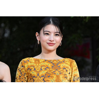 出口夏希、透明感あふれるキャミトップス姿披露「上品で素敵」「肩のラインが綺麗」の声