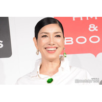 アンミカ、美脚際立つ“大人ラブブ”コーデ披露「遊び心があって素敵」「ファー使いが上級者」と絶賛の声